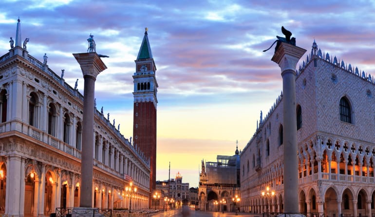 italy–veneto–venice–st-marks-square–panoramic-view-of-doges-palace-821407158-598263f5396e5a0011cad5ff